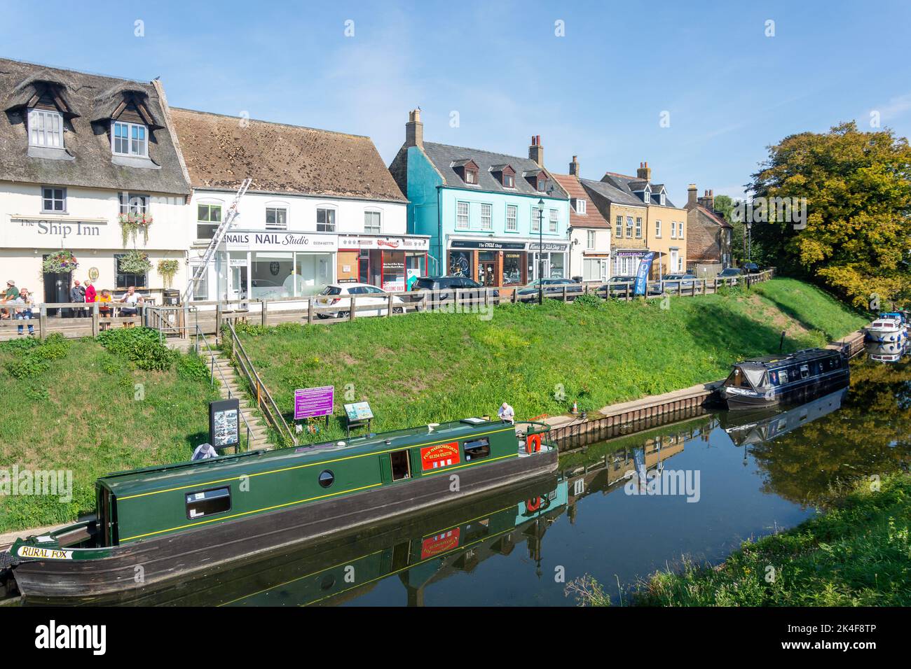 Kanalboote liegen am Fluss Nene, March, Cambridgeshire, England, Vereinigtes Königreich Stockfoto