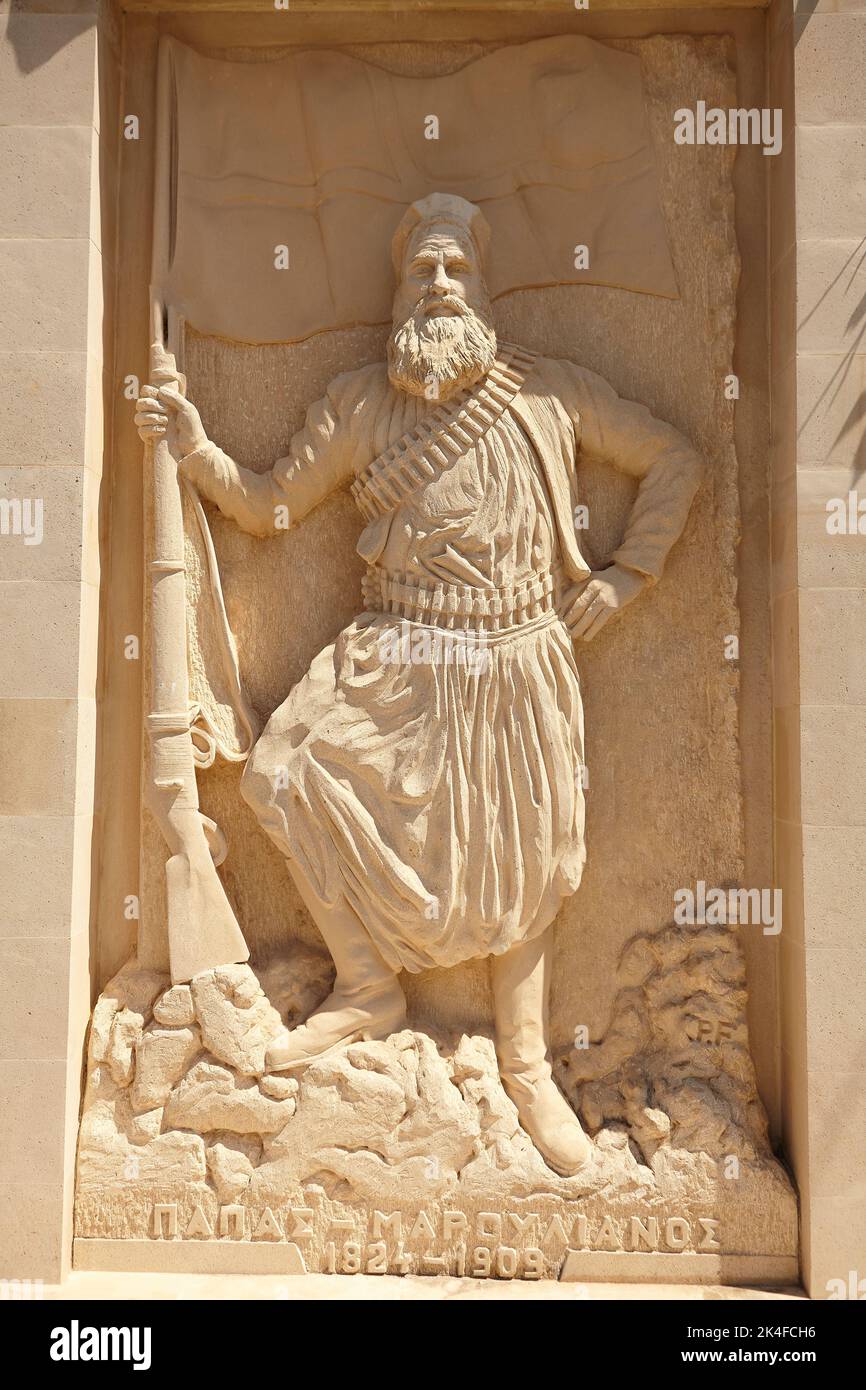 Maroulas, Rethymno, Kreta, Griechenland. Kriegsdenkmal mit der Figur eines bewaffneten Mönchs Stockfoto