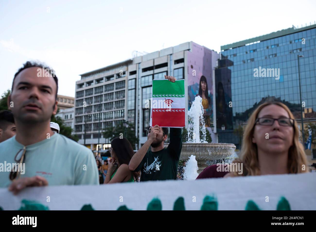 Anthens, Griechenland. 01. Oktober 2022. Ein Protestler hält ein Zeichen dafür, dass er während der Demonstration einen Internetausfall im Iran verhängen würde. Protest gegen die iranische Regierung und aus Solidarität mit den iranischen Frauen und Männern, die sich nach dem Tod der 22-jährigen Kurdin Mahsa Amini in einer Polizeistation in Teheran, Athen, Griechenland, im Iran erhoben haben. (Foto von Maria Makraki/SOPA Images/Sipa USA) Quelle: SIPA USA/Alamy Live News Stockfoto