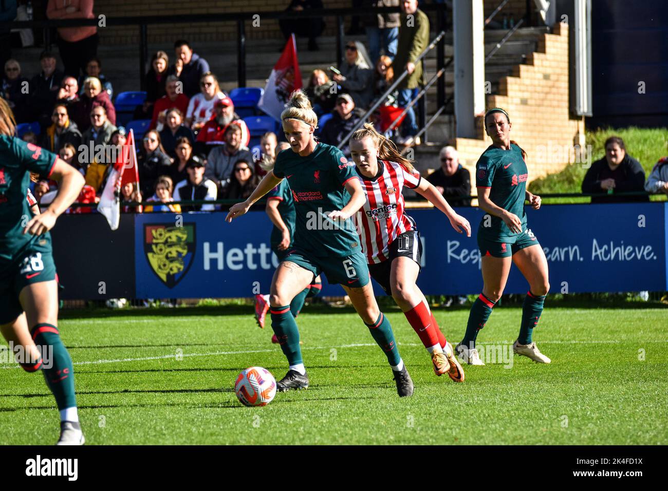 Jasmine Matthews von Liverpool Women räumt den Ball während des Conti Cup-Sieges ihrer Spielmannschaft gegen Sunderland Women. Stockfoto