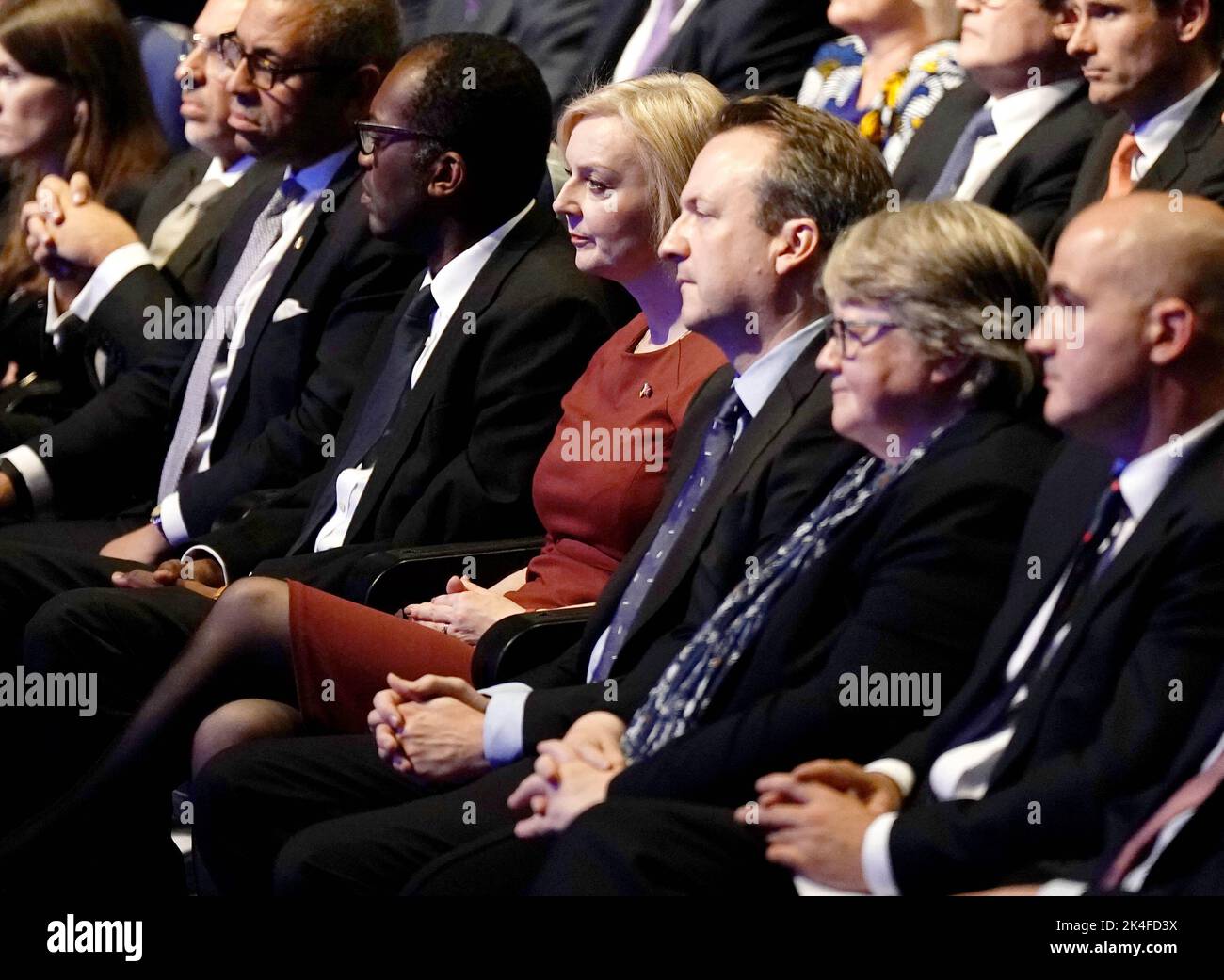 Von links nach rechts ) Kanzlerin des Herzogtums Lancaster Nadhim Zahawi, Außenminister James Cleverly, Schatzkanzler Kwasi Kwarteng, Premierministerin Lizz Truss und ihr Ehemann Hugh O'Leary, stellvertretende Premierministerin und Gesundheitsministerin Therese Coffey und Vorsitzender der konservativen Partei Jake Berry, Treffen während der Jahreskonferenz der Konservativen Partei im Internationalen Kongresszentrum in Birmingham. Bilddatum: Sonntag, 2. Oktober 2022. Stockfoto