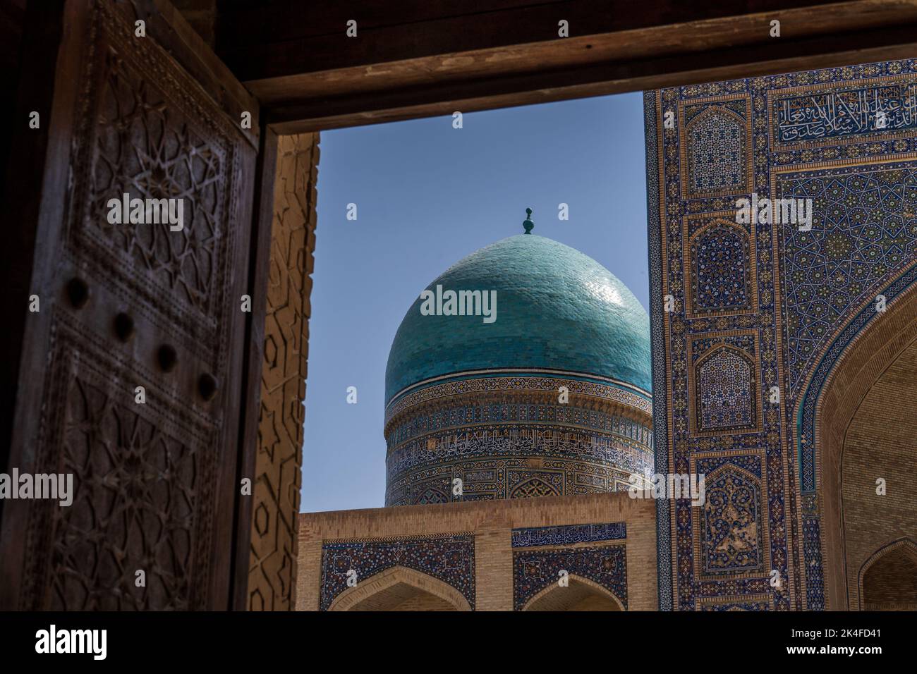 Zoom der mir-i-arabischen madrassa blau gefliesten Kuppel vom Innenhof der Kalan Moschee, Buchara Altstadt Stockfoto