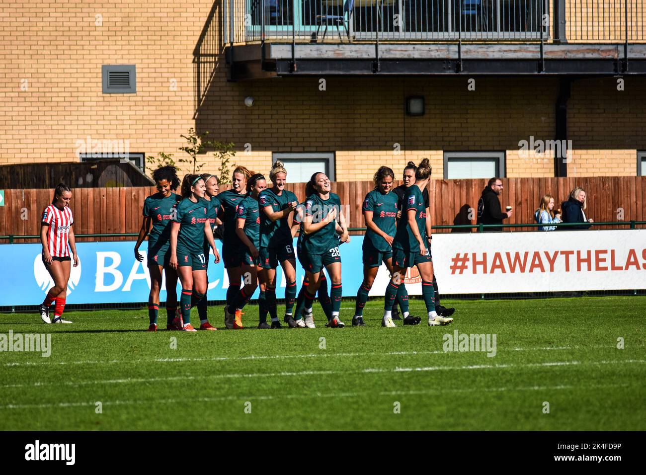 Die Frauen in Liverpool feiern Megan Campbells (#28) Siegtreffer gegen Sunderland Women im Conti Cup. Stockfoto