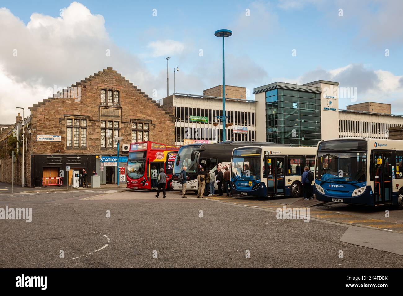 Inverness, Schottland, 15. Sep, 2022: Stagecoach Bus Station mit Bussen und Passagieren. Stockfoto