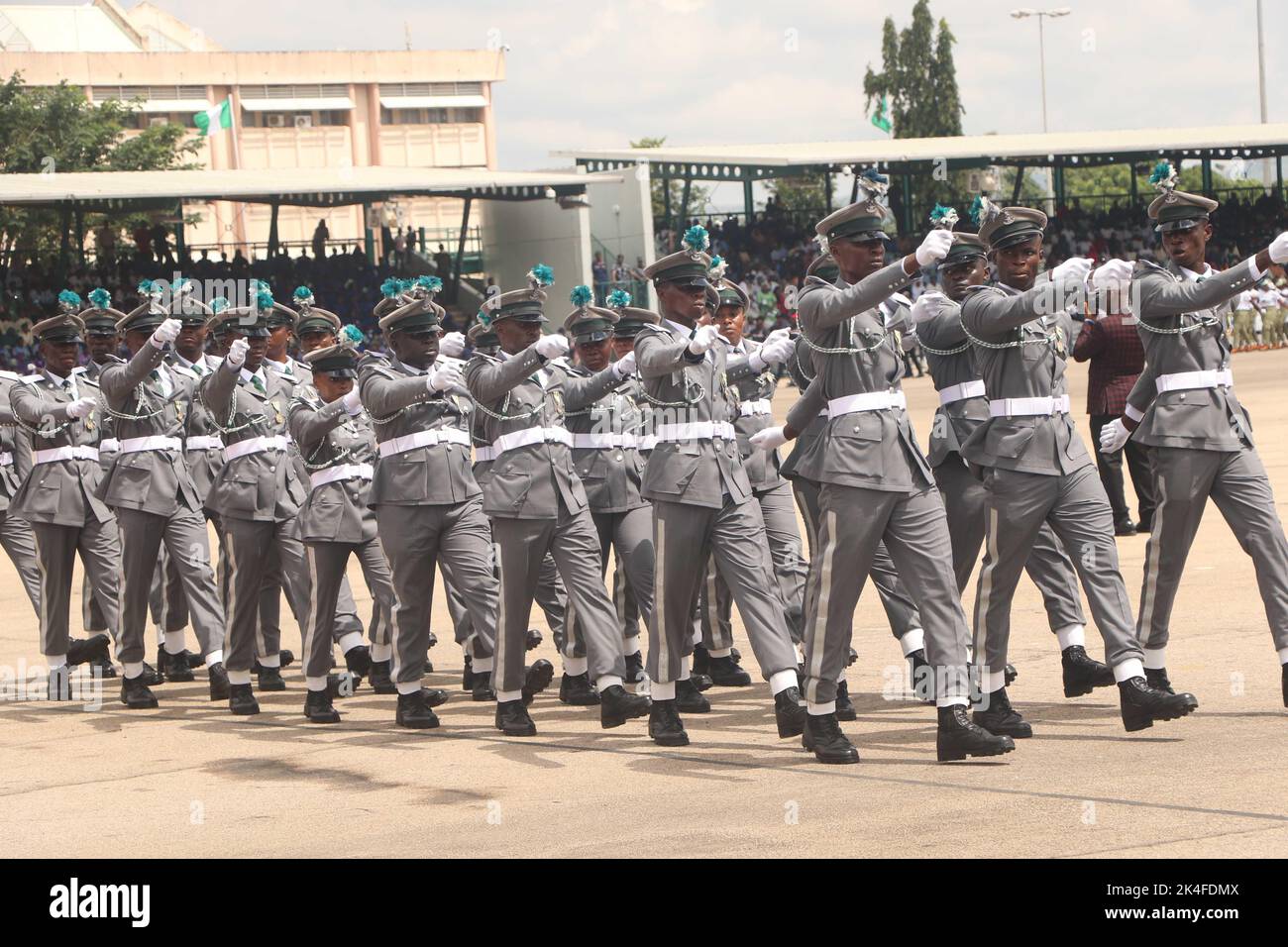 Abuja, Nigeria. Oktober 1. 2022. Nigrische Zollbeamte marschieren während des 62.-jährigen Jubiläums zum nigrischen Unabhängigkeitstag. Stockfoto