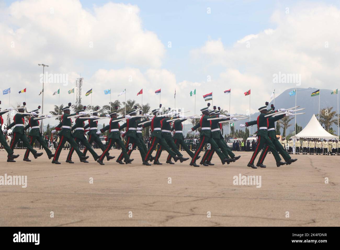 Abuja, Nigeria. Oktober 1. 2022. Nigrische Soldaten treten während des 62.. Jahrestages des nigrischen Unabhängigkeitstages auf. Stockfoto