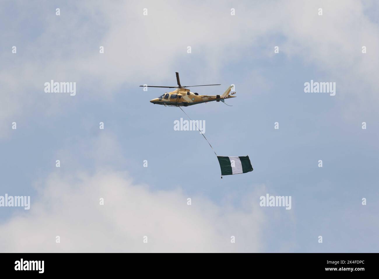 Abuja, Nigeria. Oktober 1. 2022. Ein Hubschrauber trägt eine nigrische Nationalflagge während des 62.. Jahrestages des nigrischen Unabhängigkeitstages. Stockfoto