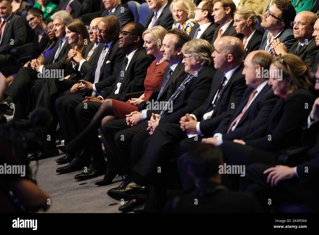 Von links nach rechts ) Ministerin für Arbeit und Pensionen Chloe Smith, Ministerin für internationalen Handel des Vereinigten Königreichs Kemi Badenoch, Justizministerin und Bundeskanzlerin Brandon Lewis, Ministerin für Digital, Kultur, Medien und Sport Michelle Donelan, Kanzlerin des Herzogtums Lancaster Nadhim Zahawi, Außenminister James Cleverly, Schatzkanzler Kwasi Kwarteng, Premierministerin Lizz Truss und ihr Ehemann Hugh O'Leary, stellvertretende Premierministerin und Gesundheitsministerin Therese Coffey, Vorsitzender der Konservativen Partei Jake Berry, Staatssekretärin für Defen Stockfoto