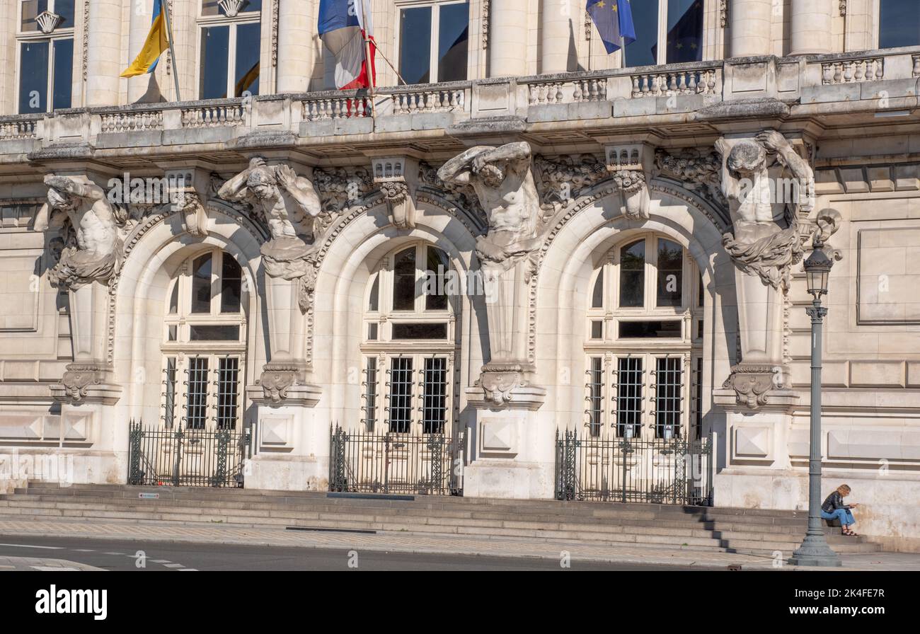 Herms unterstützt den Balkon des Hotel de Ville Tours Stockfoto