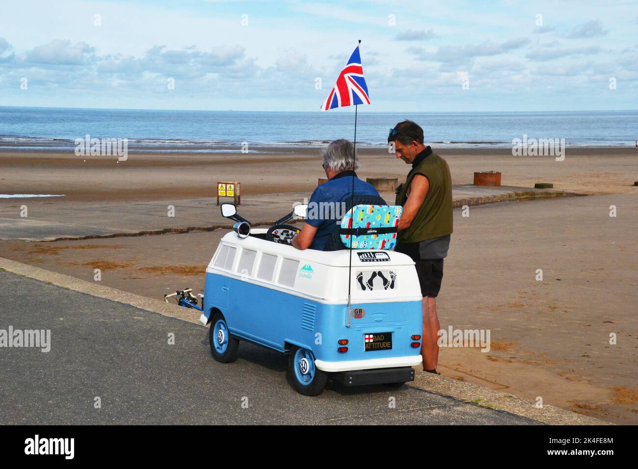VW Campervan-Motorroller auf der Promenade in Mablethorpe, Lincolnshire, Großbritannien Stockfoto