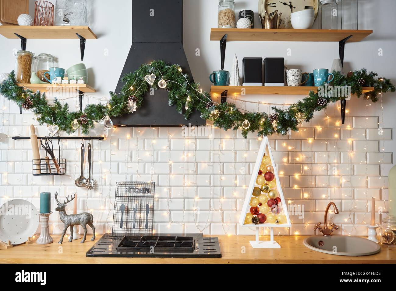 Weihnachten gemütliche Küche Zimmer Interieur mit Holz Weihnachtsbaum und Girlande. Stockfoto