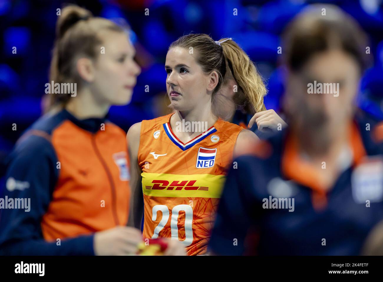 2022-10-02 17:48:28 ARNHEM - Tessa Polder aus den Niederlanden nach dem verlorenen Spiel gegen Italien während der Volleyball-WM im GelreDome. Die niederländischen Volleyballspieler spielen das fünfte Gruppenspiel der Weltmeisterschaft. ANP ROBIN VAN LONKHUIJSEN niederlande Out - belgien Out Stockfoto