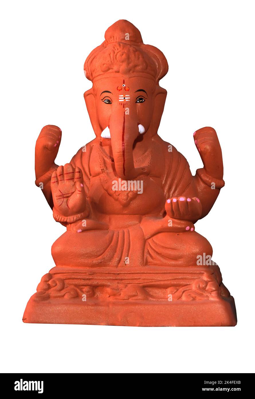 Ganesha oder Ganapati auf weißem Hintergrund, umweltfreundlicher Gott Ganesha Statue aus Ton, selektiver Fokus. Stockfoto