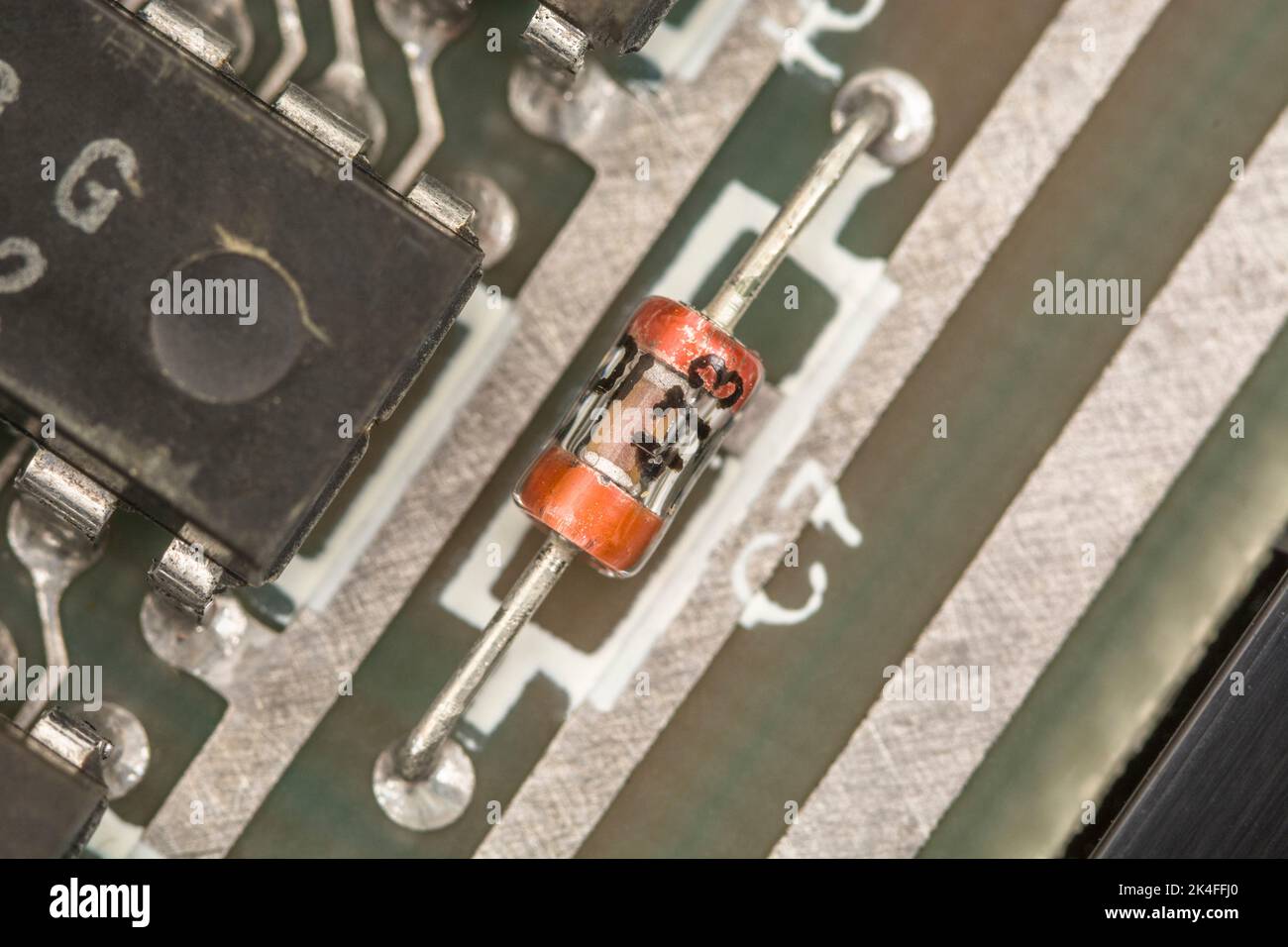Durchkontaktierte Leiterplatte im alten Stil mit Glaskondensator. Für die Herstellung von Pre-SMT-/SMD-Elektronik. Dies ist auf einer alten 1982 Sinclair ZX Spectrum platine. Stockfoto