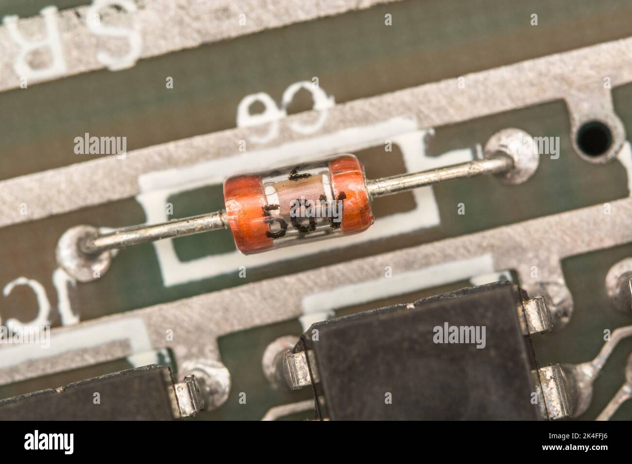 Durchkontaktierte Leiterplatte im alten Stil mit Glaskondensator. Für die Herstellung von Pre-SMT-/SMD-Elektronik. Dies ist auf einer alten 1982 Sinclair ZX Spectrum platine. Stockfoto