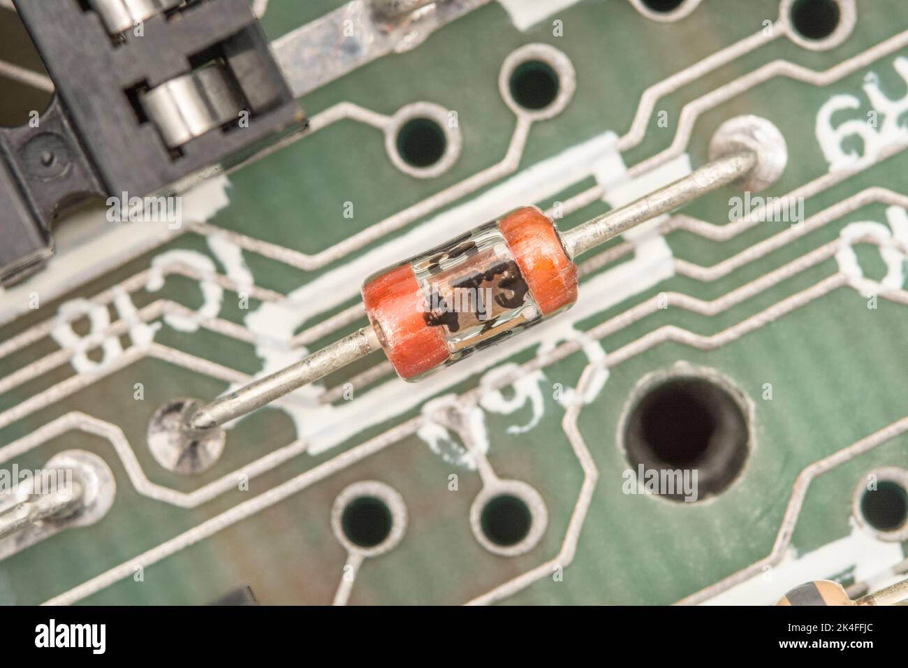Durchkontaktierte Leiterplatte im alten Stil mit Glaskondensator. Für die Herstellung von Pre-SMT-/SMD-Elektronik. Dies ist auf einer alten 1982 Sinclair ZX Spectrum platine. Stockfoto