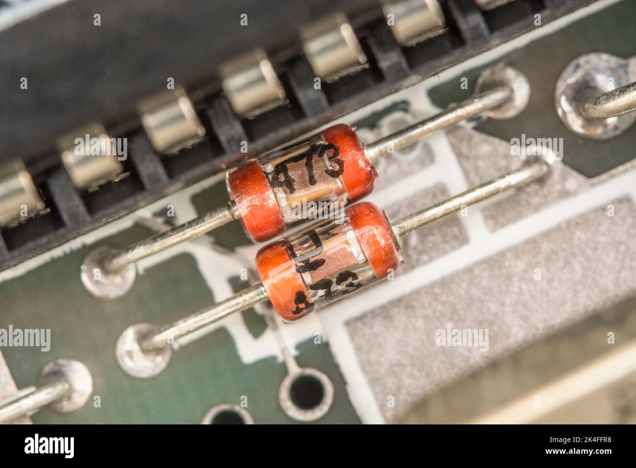 Durchkontaktierte Leiterplatte im alten Stil mit Glaskondensator. Für die Herstellung von Pre-SMT-/SMD-Elektronik. Dies ist auf einer alten 1982 Sinclair ZX Spectrum platine. Stockfoto