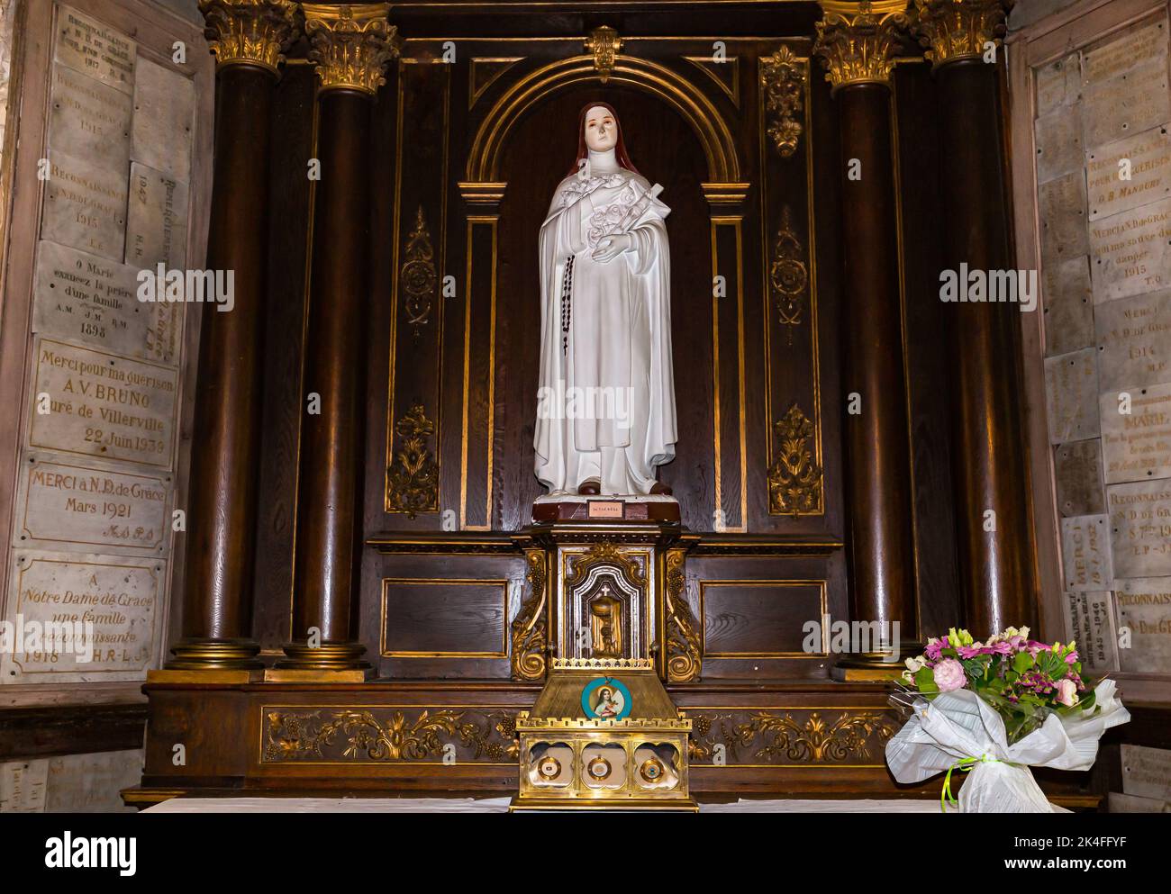 HONFLEUR, CALVADOS, NORMANDIE, FRANKREICH, APRIL 21, 2022 : Innenräume und Dekore der Kapelle Notre dame de Grace in Honfleur Stockfoto