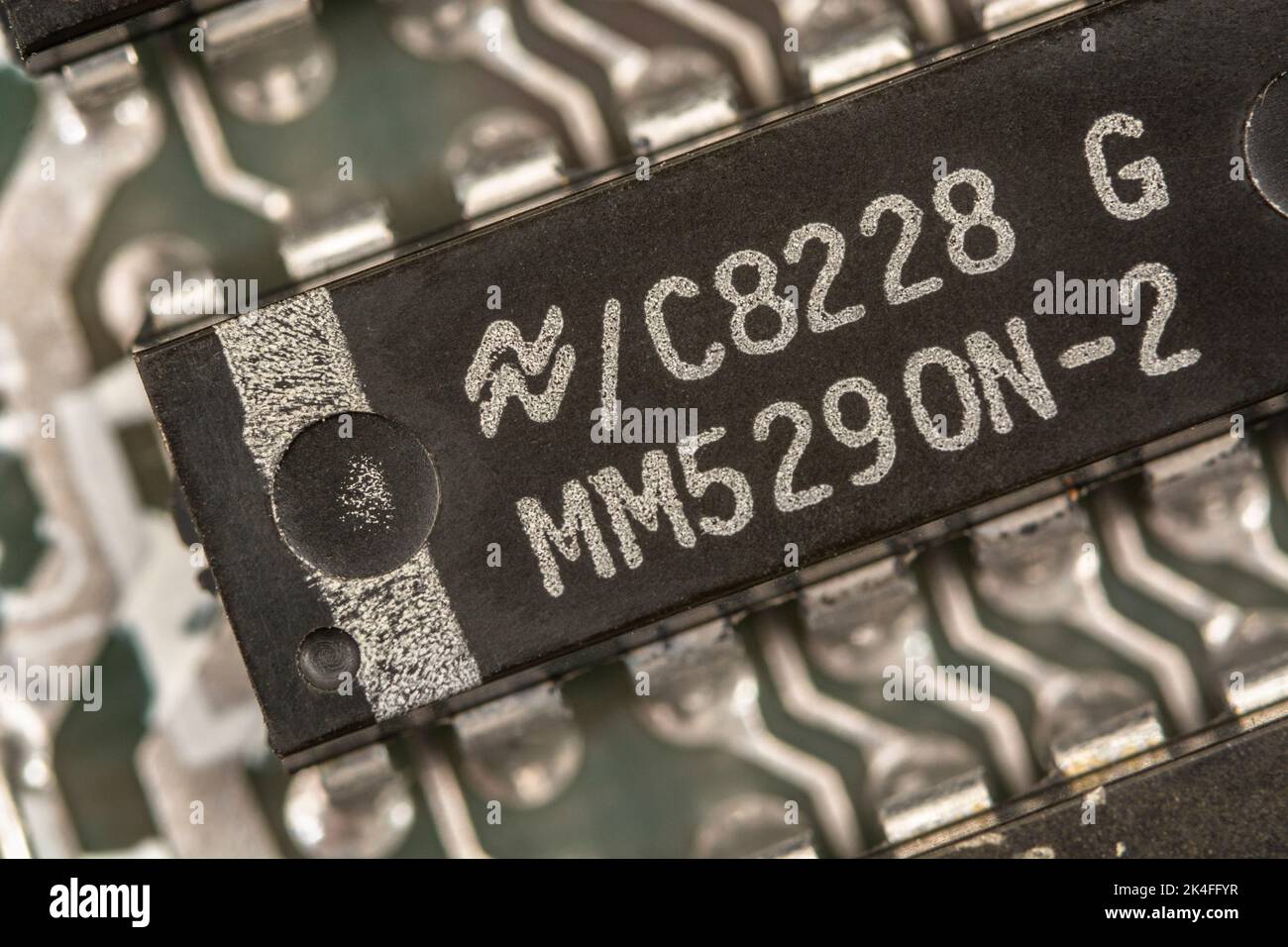 Kleiner, dynamischer RAM-IC-Mikrochip von National Semiconductor mit 16 Bit und Pinbelegungen, die auf die leiterplatte eines 1982 Sinclair ZX Spectrum Computers gelötet wurden Stockfoto