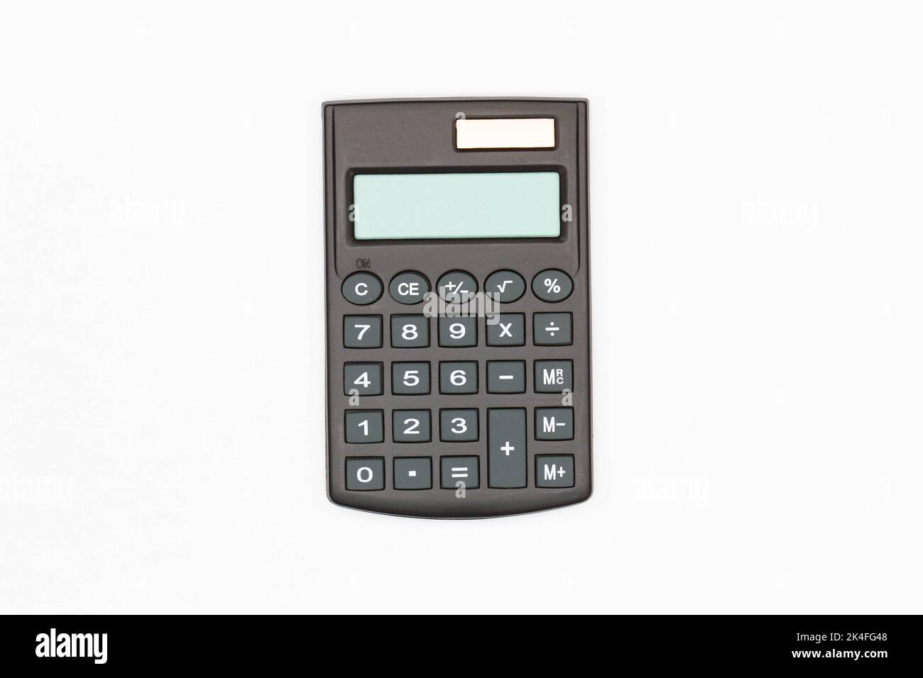 Taschenrechner mit großen Tasten mit leerem Digitalbildschirm auf weißem Hintergrund. Isoliert. Solarbetriebener Finanzrechner. Elektronische Maschine für Mathematik Stockfoto