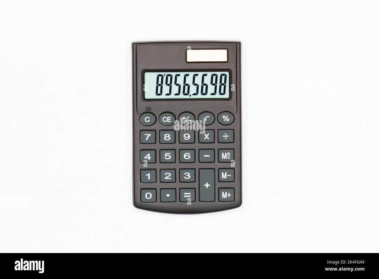 Taschenrechner mit großen Tasten mit Zahlen auf dem digitalen Bildschirm auf weißem Hintergrund. Isoliert. Solarbetriebener Finanzrechner. Elektronische Maschine Stockfoto