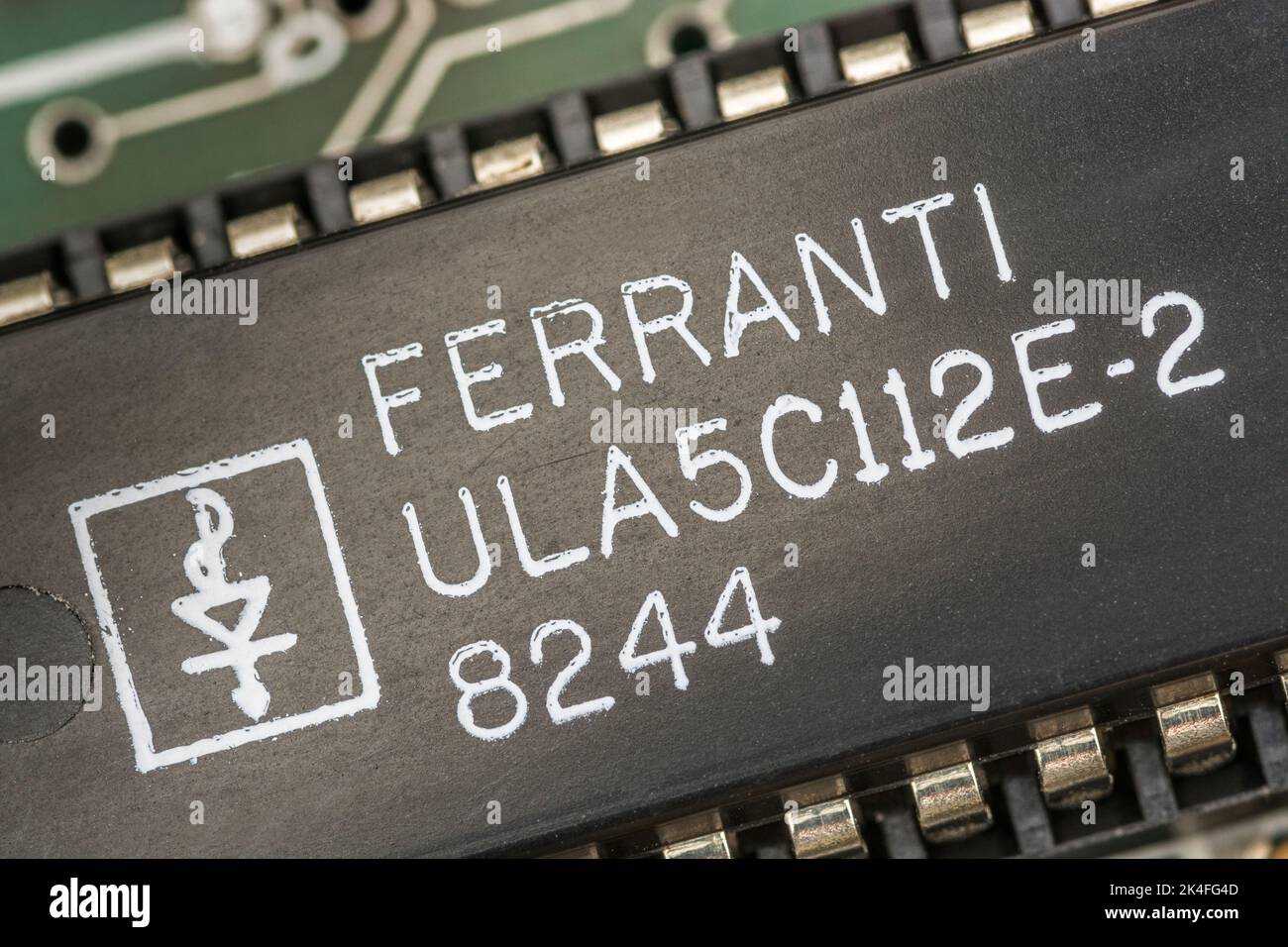 40-poliger Ferranti ULA [Uncommitted Logic Array] auf der Hauptplatine eines 1982 16k Sinclair ZX Spectrum Computers. Für integrierte Schaltungen, Elektronik. Stockfoto