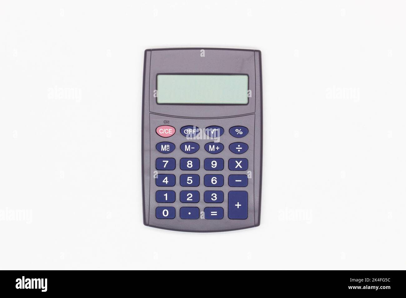 Taschenrechner mit großen blauen Tasten mit leerem Digitalbildschirm auf weißem Hintergrund. Isoliert. Solarbetriebener Finanzrechner. Elektronische Maschine Stockfoto