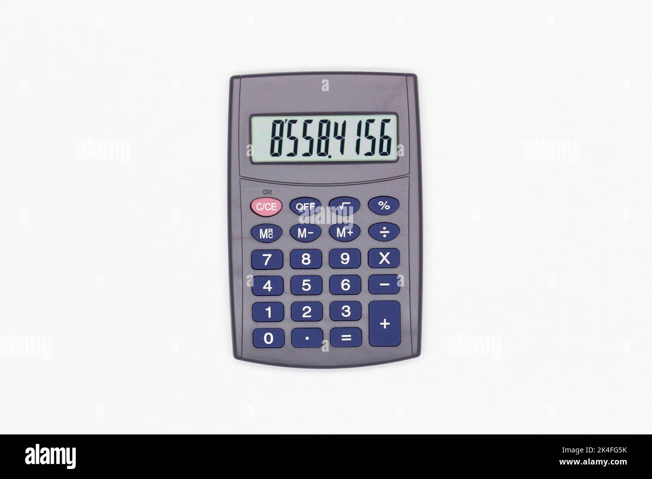 Taschenrechner mit blauen Tasten und Zahlen auf dem digitalen Bildschirm auf weißem Hintergrund. Isoliert. Solarbetriebener Finanzrechner. Elektronisch Stockfoto