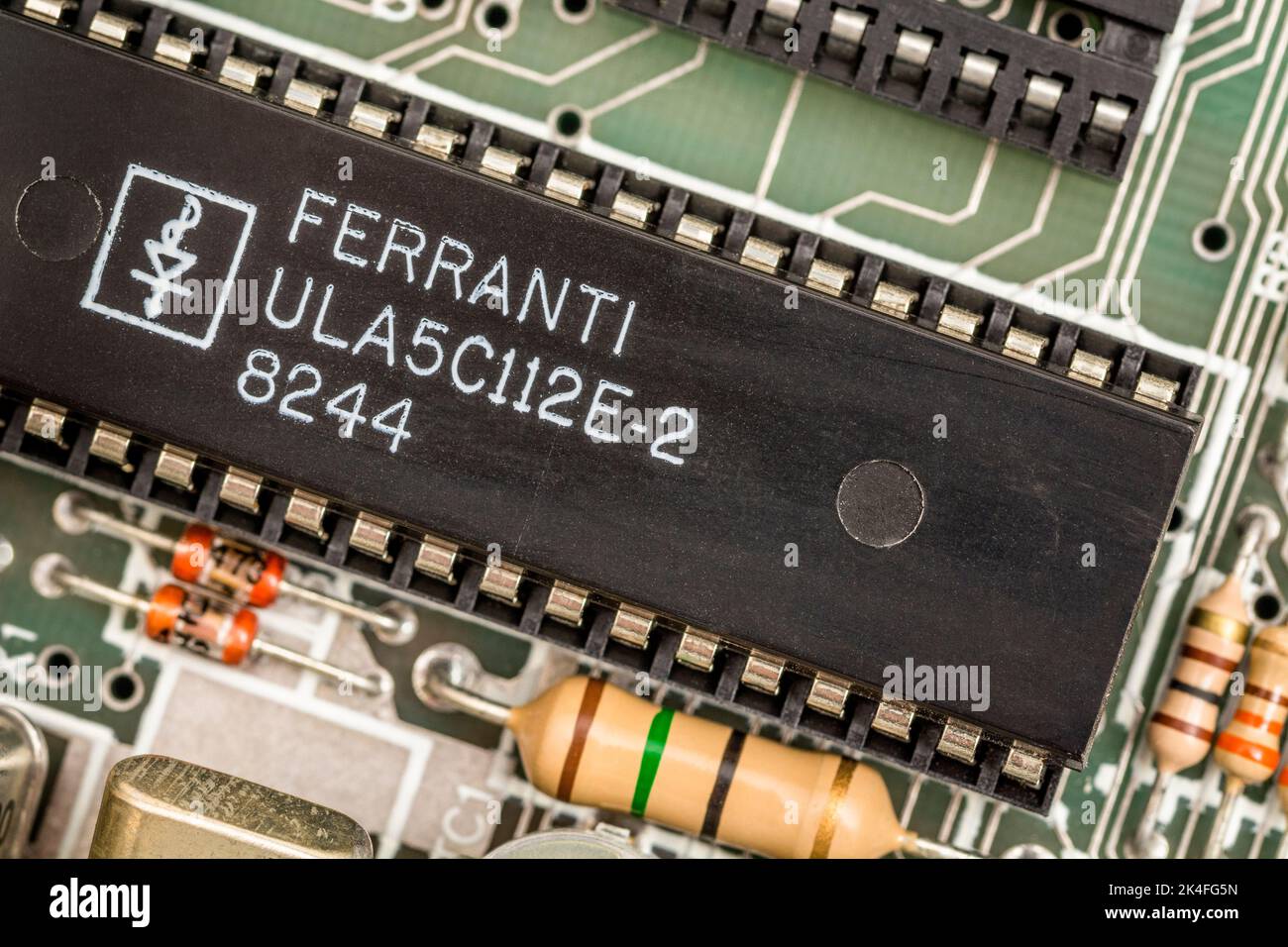 40-poliger Ferranti ULA [Uncommitted Logic Array] auf der Hauptplatine eines 1982 16k Sinclair ZX Spectrum Computers. Für integrierte Schaltungen, Elektronik. Stockfoto