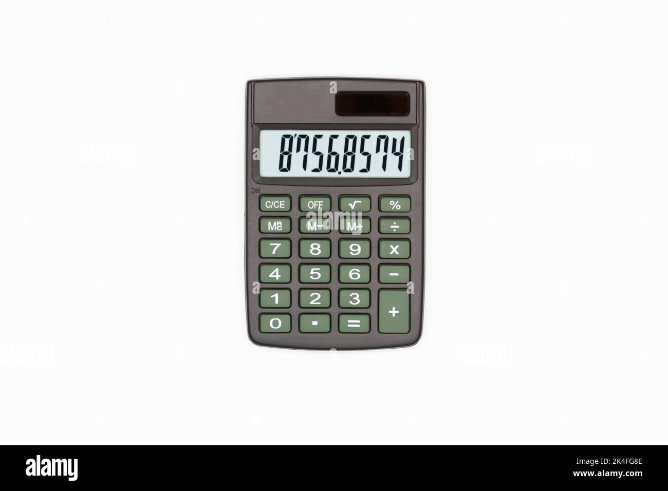 Taschenrechner mit braunen Tasten mit Zahlen auf dem digitalen Bildschirm auf weißem Hintergrund. Isoliert. Solarbetriebener Finanzrechner. Elektronische Machi Stockfoto