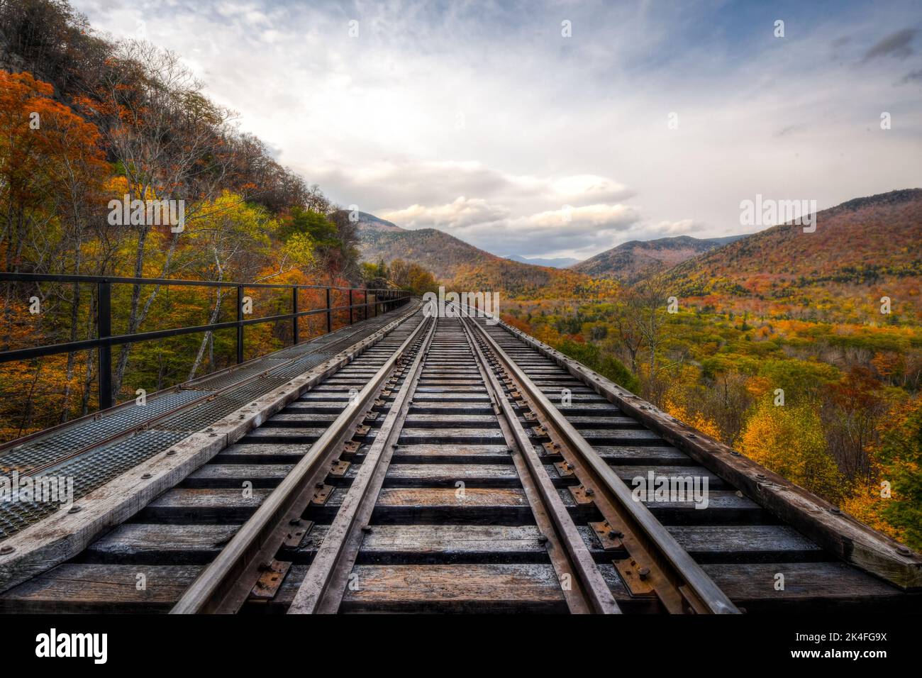 Herbstlaub Eisenbahnschienen in New England Stockfoto