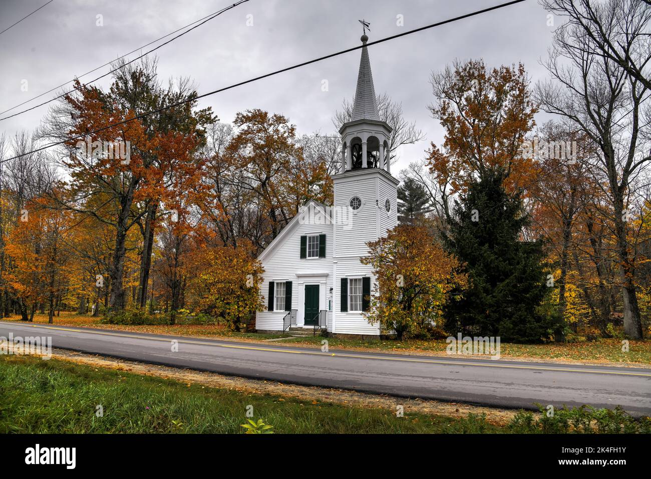 kirche im Herbstlaub in Neuengland Stockfoto