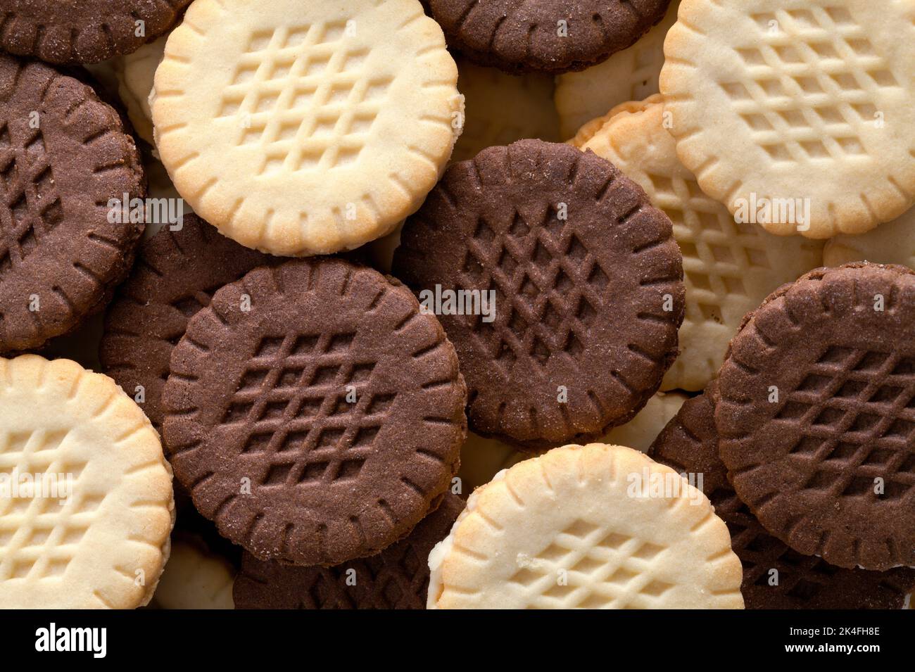 Stapel von Schokolade und Vanillesandderen Kekse auf Weiß ausgeschnitten. Stockfoto