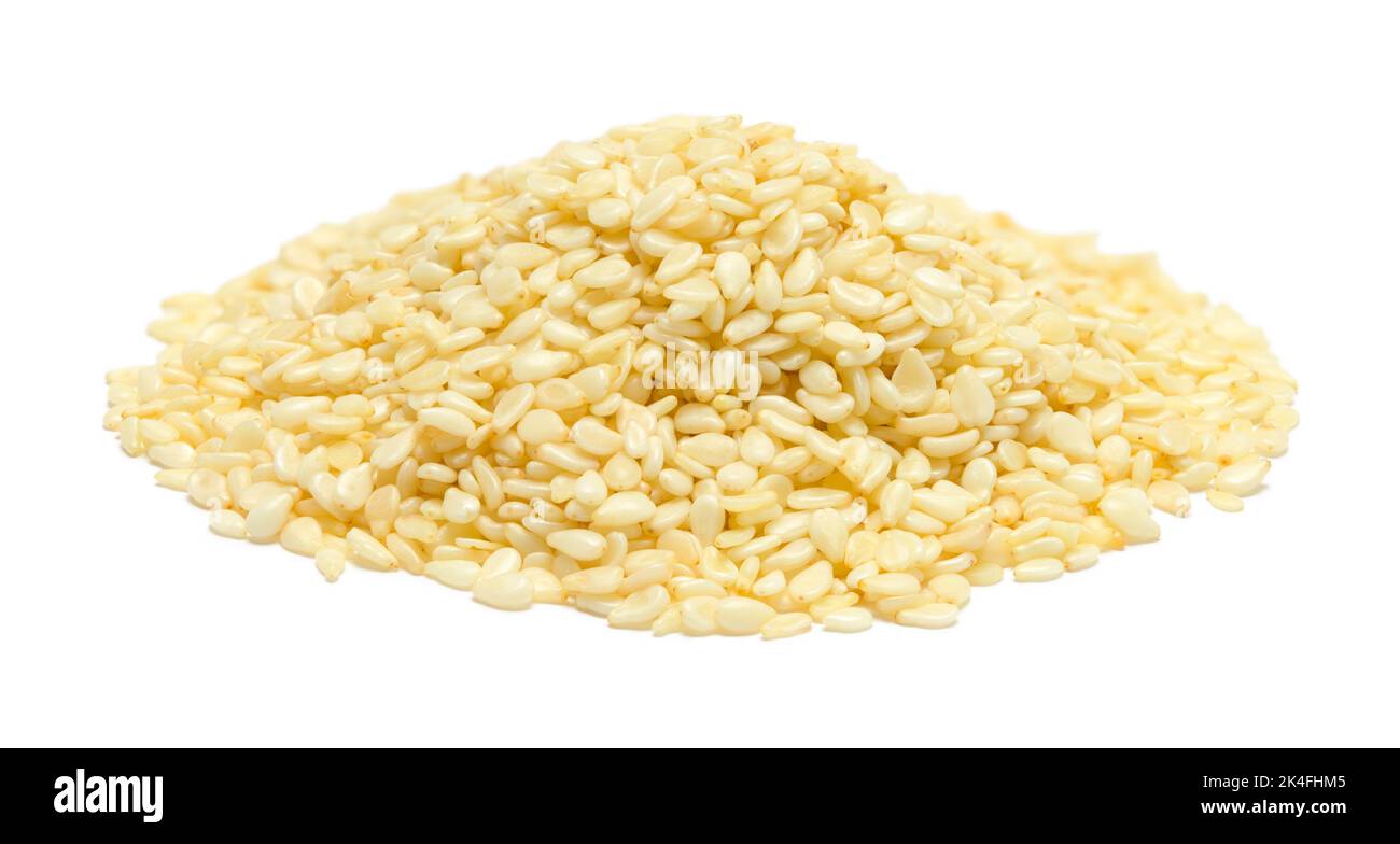Sall Haufen Sesamee Samen auf Weiß ausgeschnitten. Stockfoto