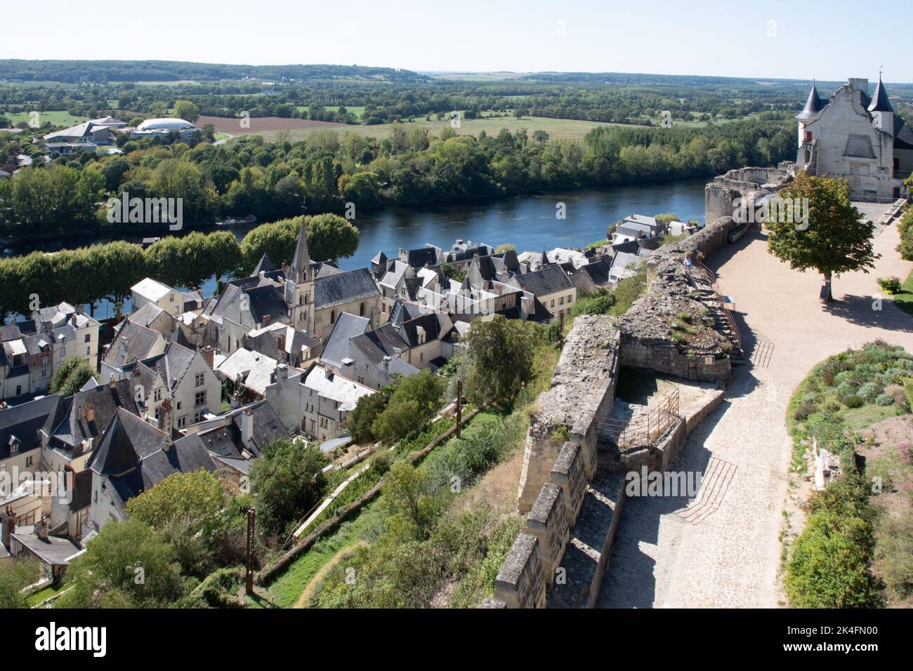 Die Altstadt von Chinon vom Uhrenturm im Schloss aus gesehen Stockfoto