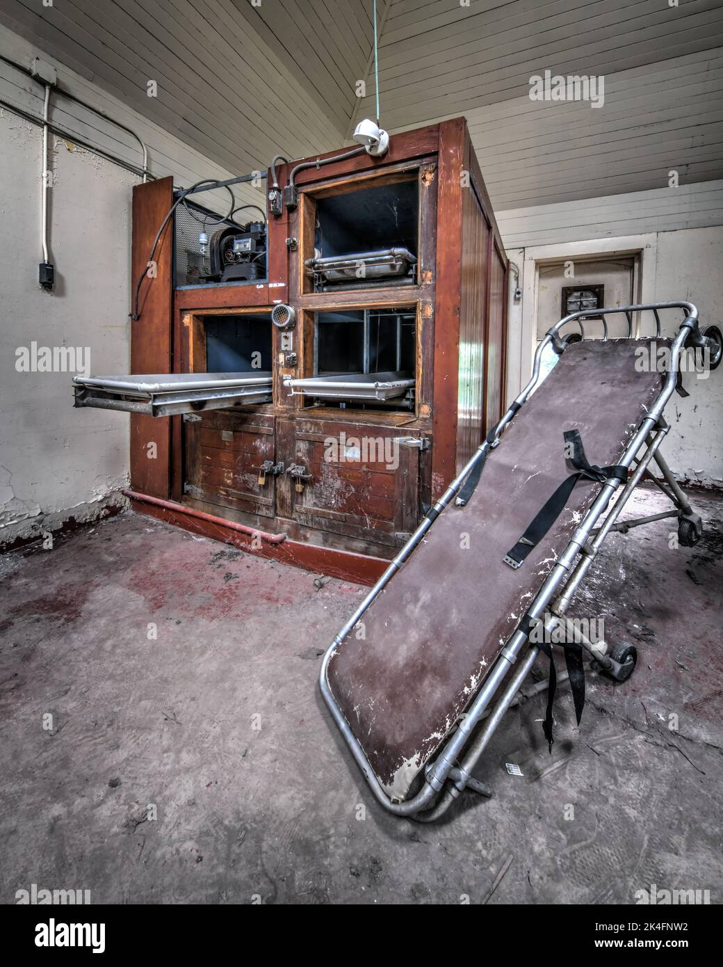 Alte verlassene Leichenhalle und Liege im Krankenhaus Stockfoto