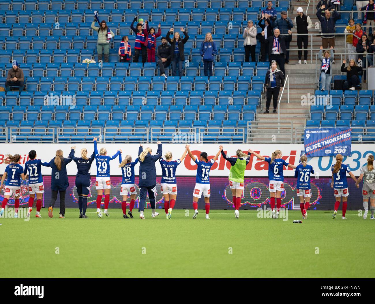 Oslo, Norwegen. 02. Oktober 2022. Oslo, Norwegen, 2. 2022. Oktober: Spieler von Valerenga feiern vor Fans nach dem Gewinn von 2-0 nach beim Playoff-Spiel in Toppserien zwischen Valerenga und Rosenborg in der Intility Arena in Oslo, Norwegen (Ane Frosaker/SPP) Credit: SPP Sport Press Photo. /Alamy Live News Stockfoto