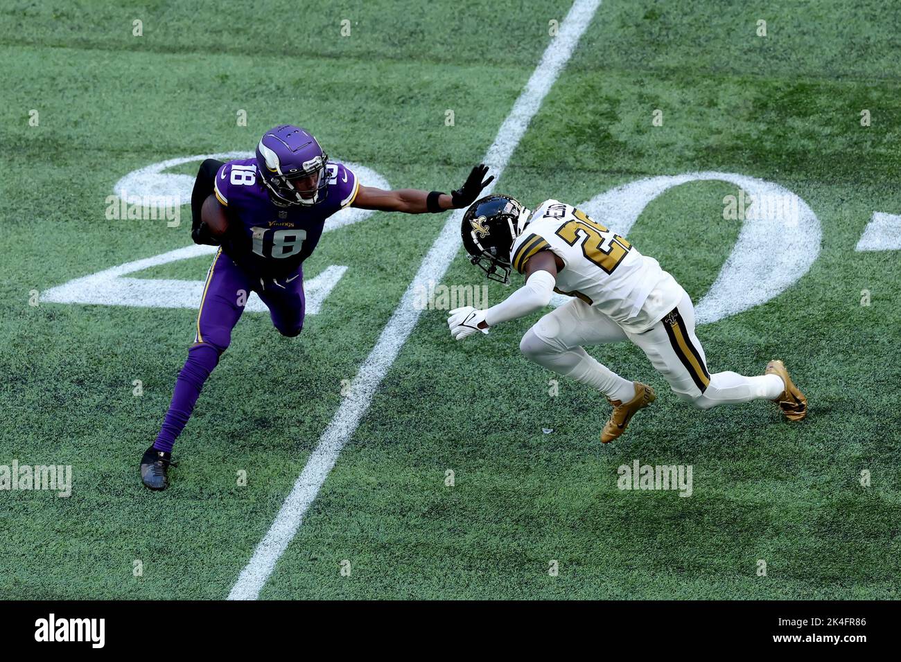 London, Großbritannien. 2.. Oktober 2022; Tottenham Hotspur Stadium. Tottenham, London, England; NFL UK Football, Minnesota Wikinger gegen die New Orleans Saints: Minnasota Vikings Wide Receiver Justin Jefferson (18) plant ab New Orleans Saints Defensive Back Paulson Adebo (29) Credit: Action Plus Sports Images/Alamy Live News Stockfoto