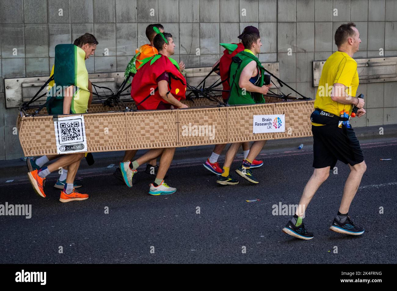 London, Großbritannien. 2. Oktober 2022. Kostümierte Läufer als Floß in der Nähe von Blackfriars nehmen am TCS London Marathon Teil. Die Veranstaltung 42. wird in diesem Jahr von Tata Consultancy Services (TCS) gesponsert. 40.000 Spitzensportler, Clubläufer und Spaßläufer nehmen an dem Massenevent Teil. Im Jahr 2023 wird das Rennen auf den üblichen April-Termin im Kalender zurückkehren. Kredit: Stephen Chung / Alamy Live Nachrichten Stockfoto