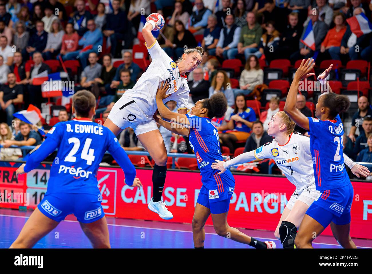 Nancy, Frankreich. 02. Oktober 2022. Handball, Frauen: Länderspiel Frankreich - Deutschland Beatrice Edwige (l-r) aus Frankreich, Emily Bölk aus Deutschland, Oceane Sercien-Ugolin aus Frankreich, Meike Schmelzer aus Deutschland und Orlane Kanor aus Frankreich im Einsatz. Quelle: Marco Wolf/dpa/Alamy Live News Stockfoto