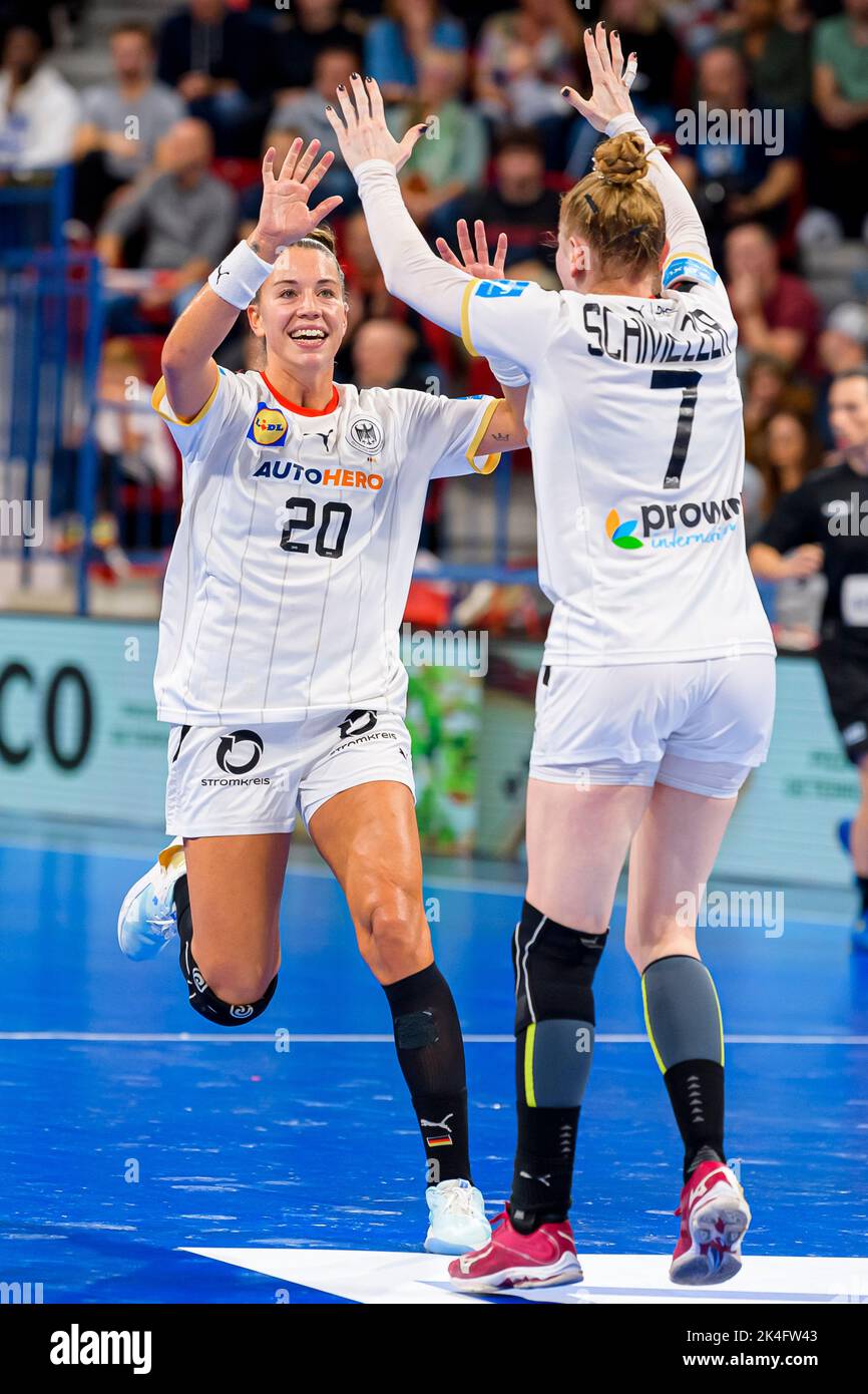 Nancy, Frankreich. 02. Oktober 2022. Handball, Frauen: Länderspiel Frankreich - Deutschland. Emily Bölk aus Deutschland und Meike Schmelzer aus Deutschland jubeln. Quelle: Marco Wolf/dpa/Alamy Live News Stockfoto