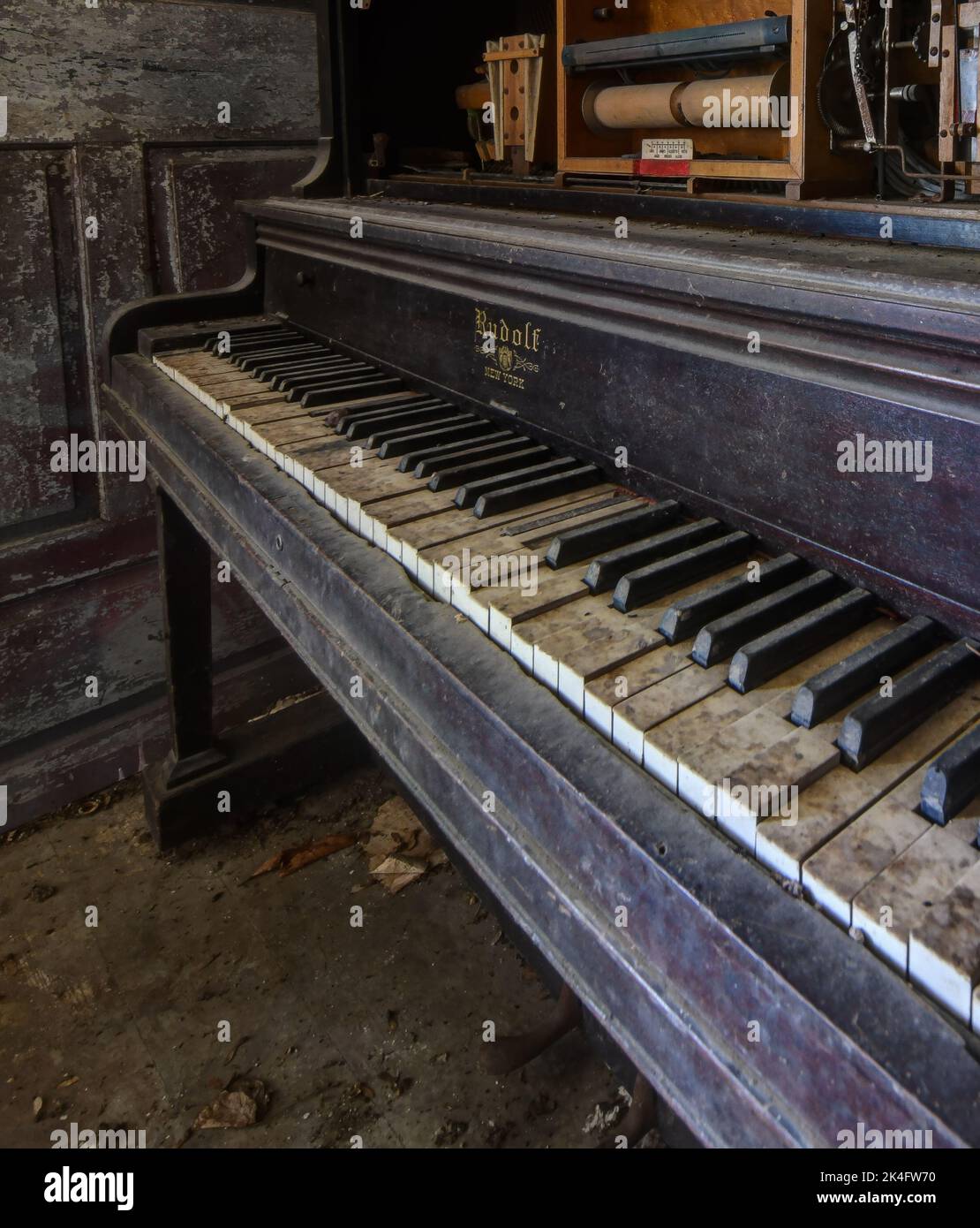 Altes Klavier im verlassenen Haus Stockfoto