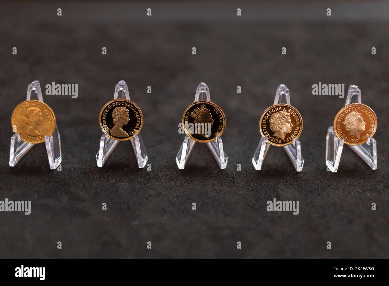Die Royal Mint veröffentlicht Gedenkmünzen mit dem Bildnis ihrer verstorbenen Majestät Königin Elizabeth II., die mehr Münzen zierte als jeder andere britische Monarch Stockfoto