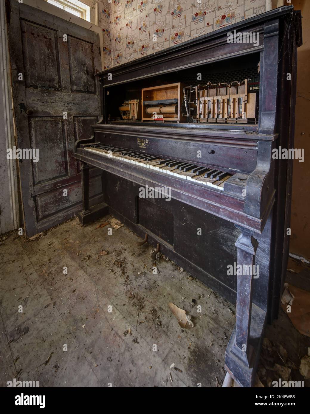 Altes Klavier im verlassenen Haus Stockfoto