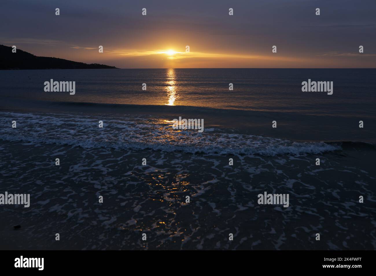 Sommersonnenaufgang über dem Goldenen Strand (Skala Potamias) in Griechenland mit bewölktem Himmel. Stockfoto