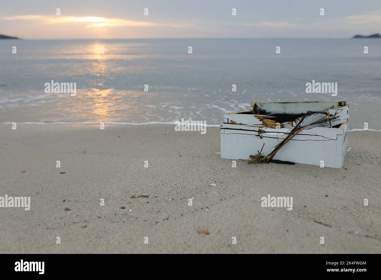 Holz, Plastik und sogar hölzerne Bienenstöcke wuschen nach einem starken Sturm an einem bewölkten Sommermorgen am Golden Beach in Thassos an Land. Stockfoto