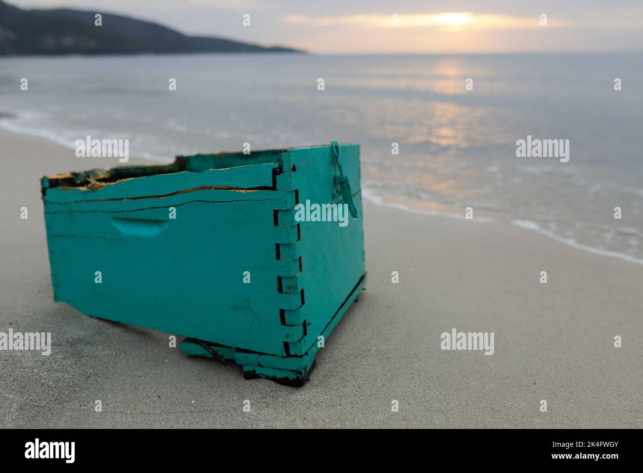 Holz, Plastik und sogar hölzerne Bienenstöcke wuschen nach einem starken Sturm an einem bewölkten Sommermorgen am Golden Beach in Thassos an Land. Stockfoto