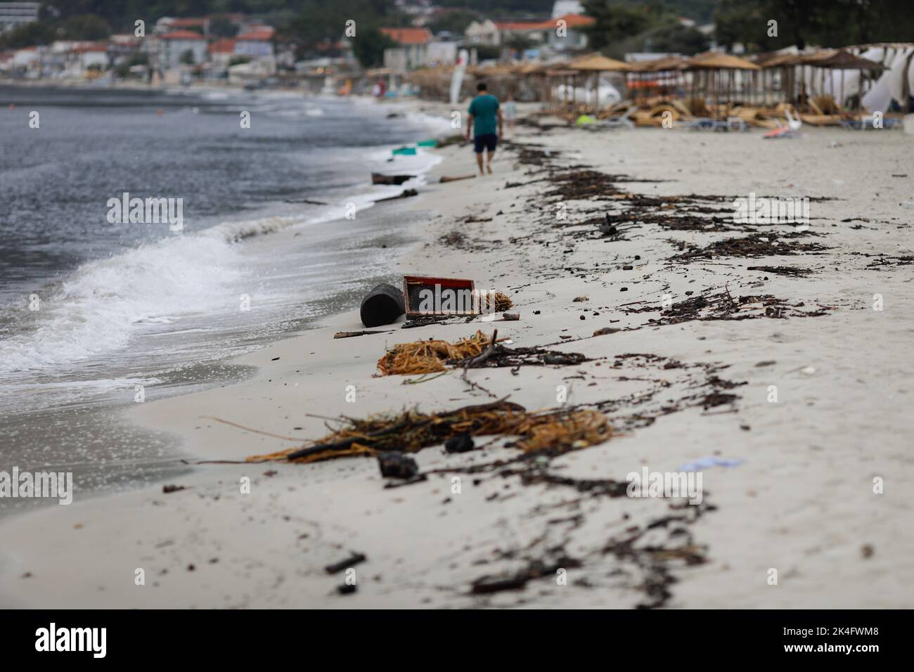 Holz, Plastik und sogar hölzerne Bienenstöcke wuschen nach einem starken Sturm an einem bewölkten Sommermorgen am Golden Beach in Thassos an Land. Stockfoto