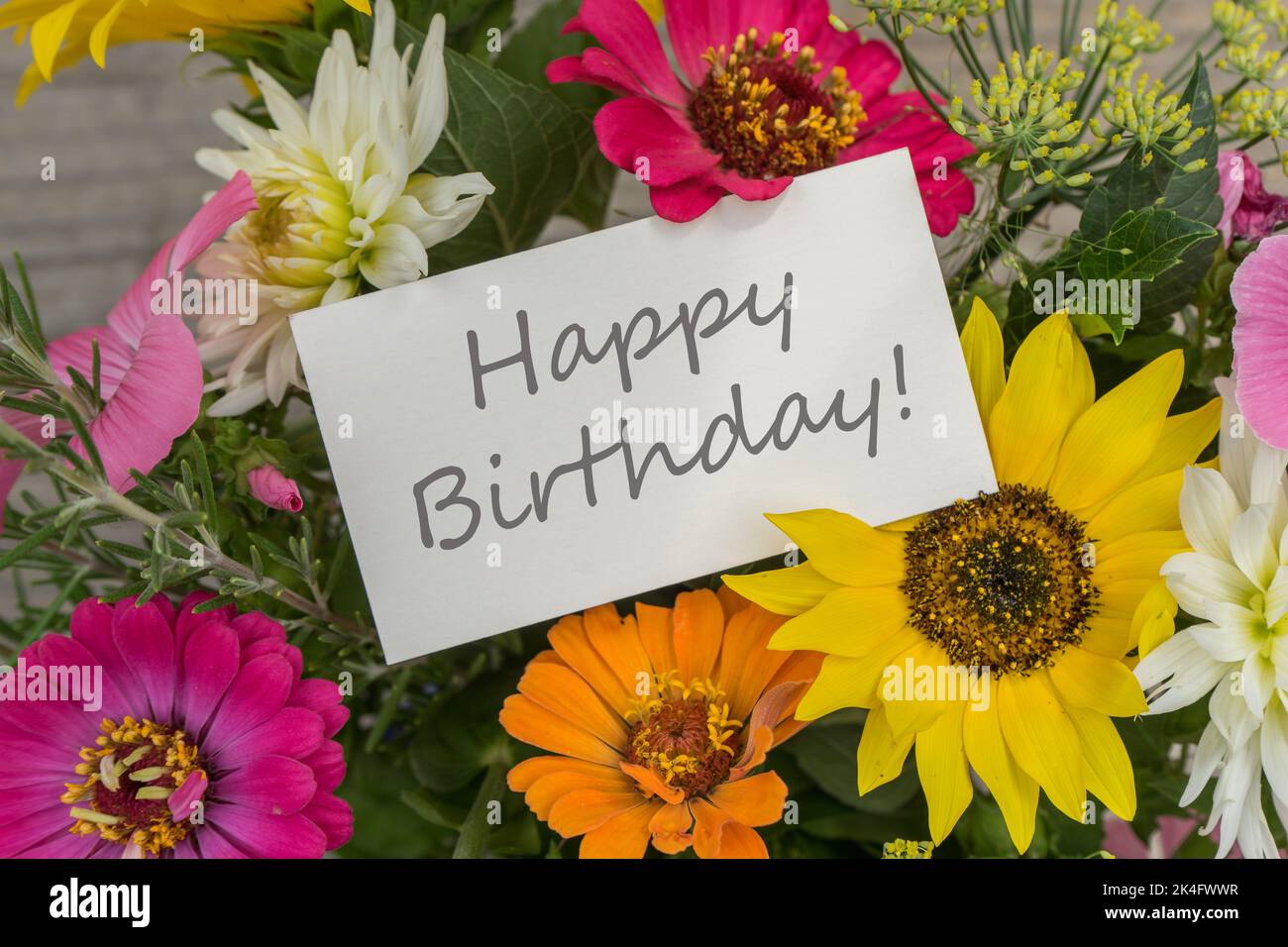 Geburtstagskarte mit bunten Sommerblumen und dem Schriftzug Happy Birthday Stockfoto
