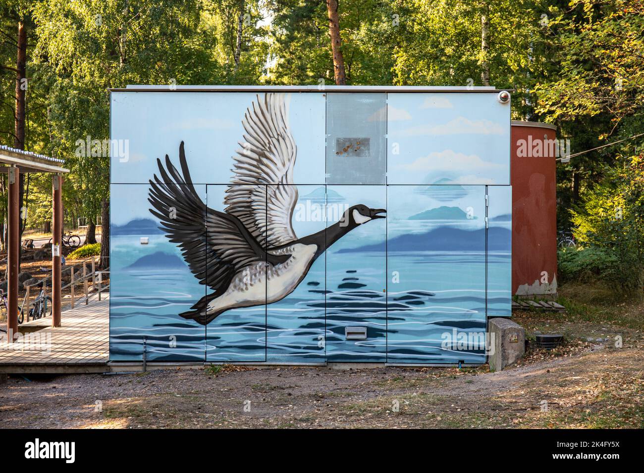 Wandbild-Graffiti einer Kanadagans von Jennifer Backlund und Leena Pukki in der Umkleidekabine am Strand im finnischen Munkkiniemi-Bezirk Stockfoto